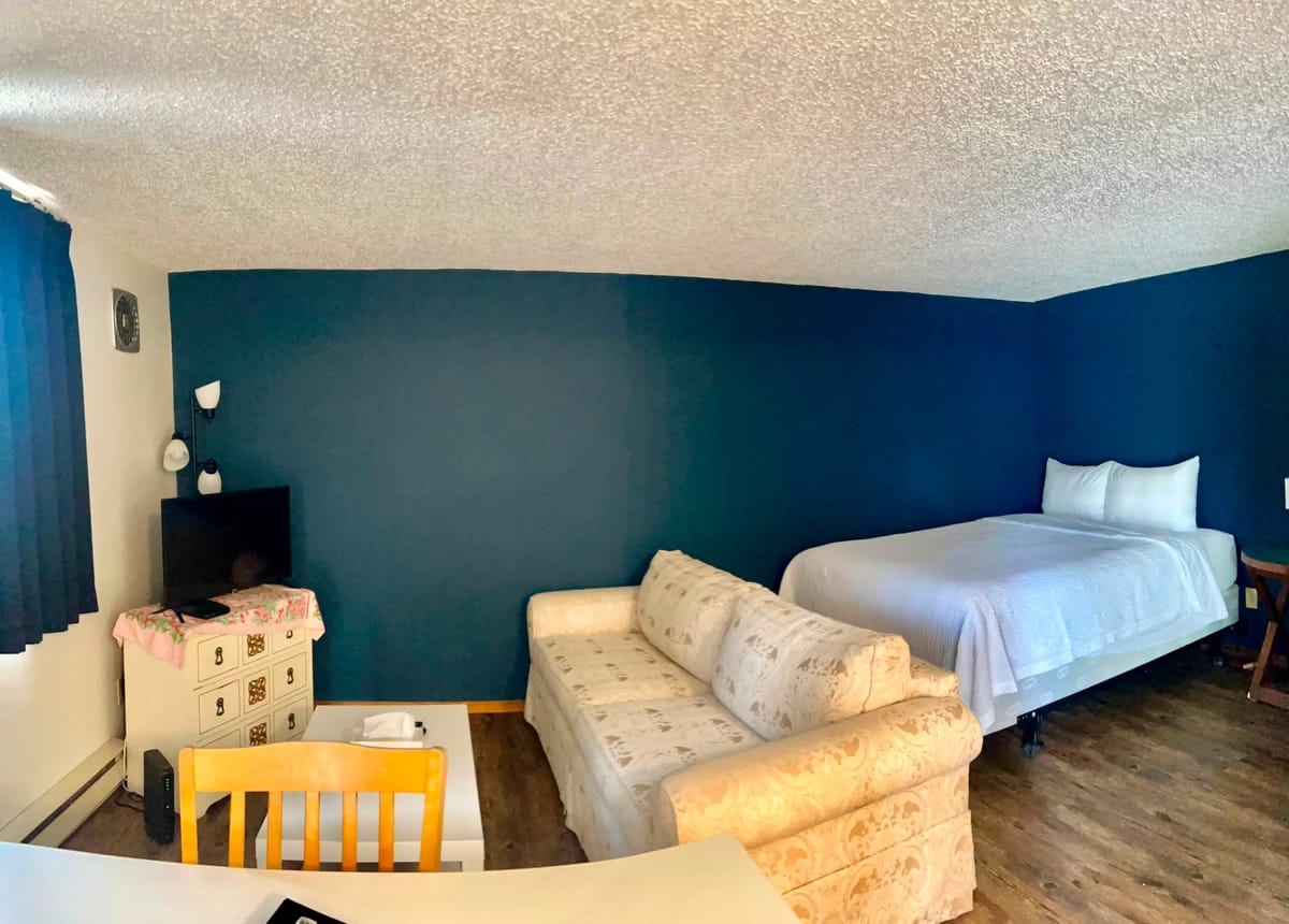 Living area with extra sleeping space in a 2 Queen Apartment with extra bed at Birch Grove