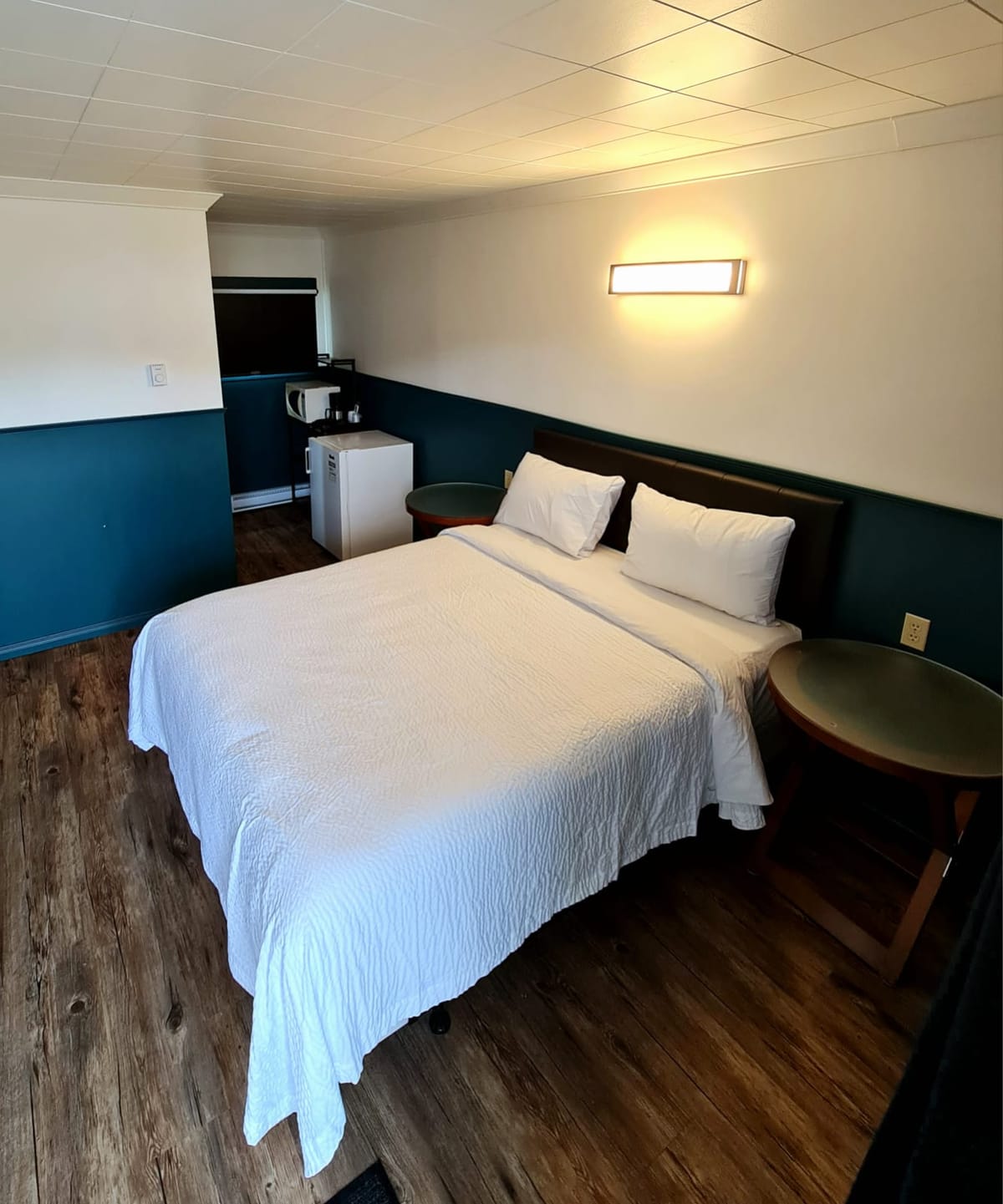 Comfortable queen bed in a newly renovated Standard Queen room at Norwest